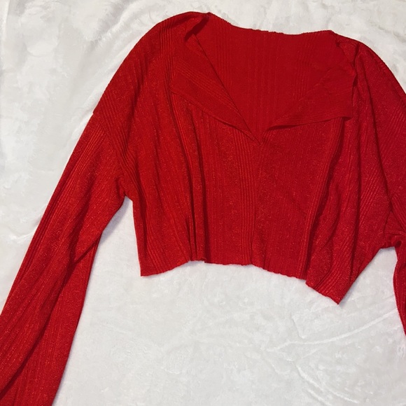 Cropped Red Long Sleeve 🌹 - Picture 2 of 3